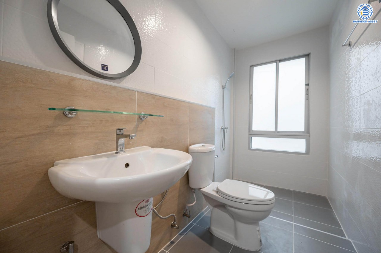 บ้านมือสองตกแต่งใหม่ โครงการ บ้านกลางเมือง มอนติคาร์โล-รัชวิภา เนื้อที่กว้าง 21.3 ตร.ว. ฟังก์ชัน 3 ห้องนอน 3 ห้องน้ำ 1 ห้องอเนกประสงค์ จอกรถได้ 2 คัน พร้อมอยู่ทันที บนทำเลเยี่ยม เชื่อมต่อถนนวิภาวดีรังสิต ใกล้รถไฟฟ้าสายสีแดง "สถานีวัดเสมียนนารี" และทางด่วน "ศรีรัช"